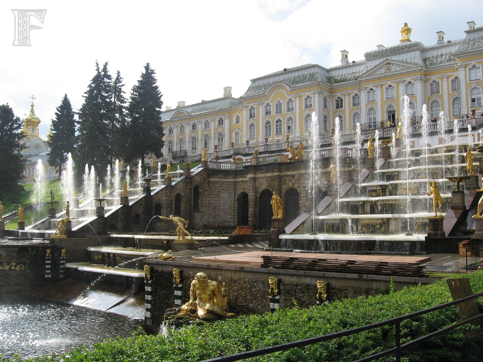 Восстановление спб. Екатерининский дворец в Санкт-Петербурге фонтаны. Фонтаны Петергофа Екатериновский дворец. Петергофский дворец в Пушкине. Большой дворец Петергоф до войны.